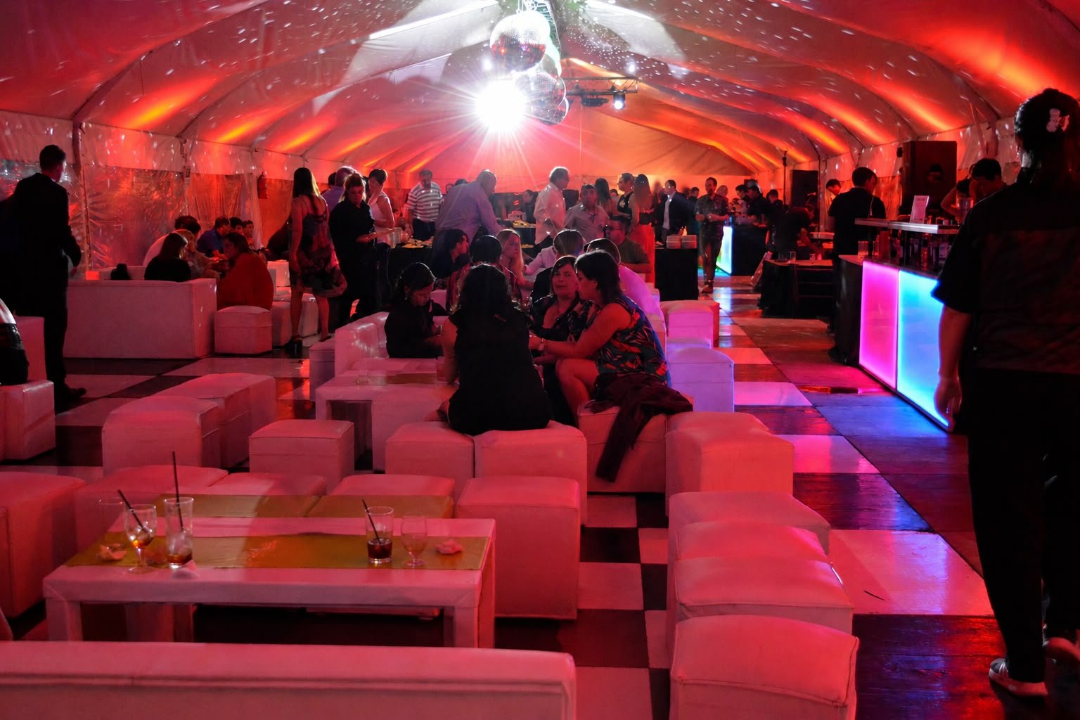 Evento en carpa con lounge