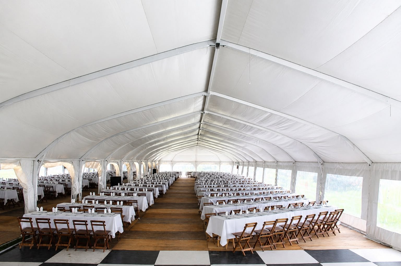 Carpa montada para banquete